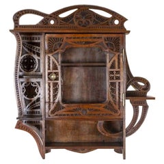 Armoire murale du milieu du 20e siècle de style Breton