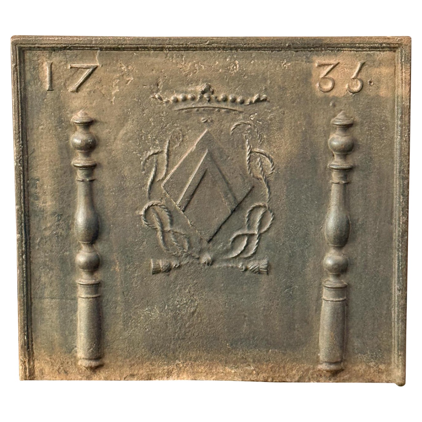 Französisches Louis XIV-Wappen" aus dem 18. Jahrhundert Feuerrückwand / Aufkantung im Angebot