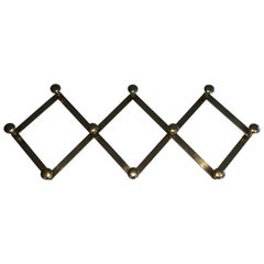 Perchero de pared acordeón de latón. Obra francesa. Alrededor de 1970