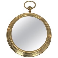 Grande specchio in ottone che mostra un orologio da tasca. Lavoro francese. Circa 1970