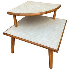 Mid Century Modern Zweistufiger Rattan-Ecktisch. Circa 1950er Jahre