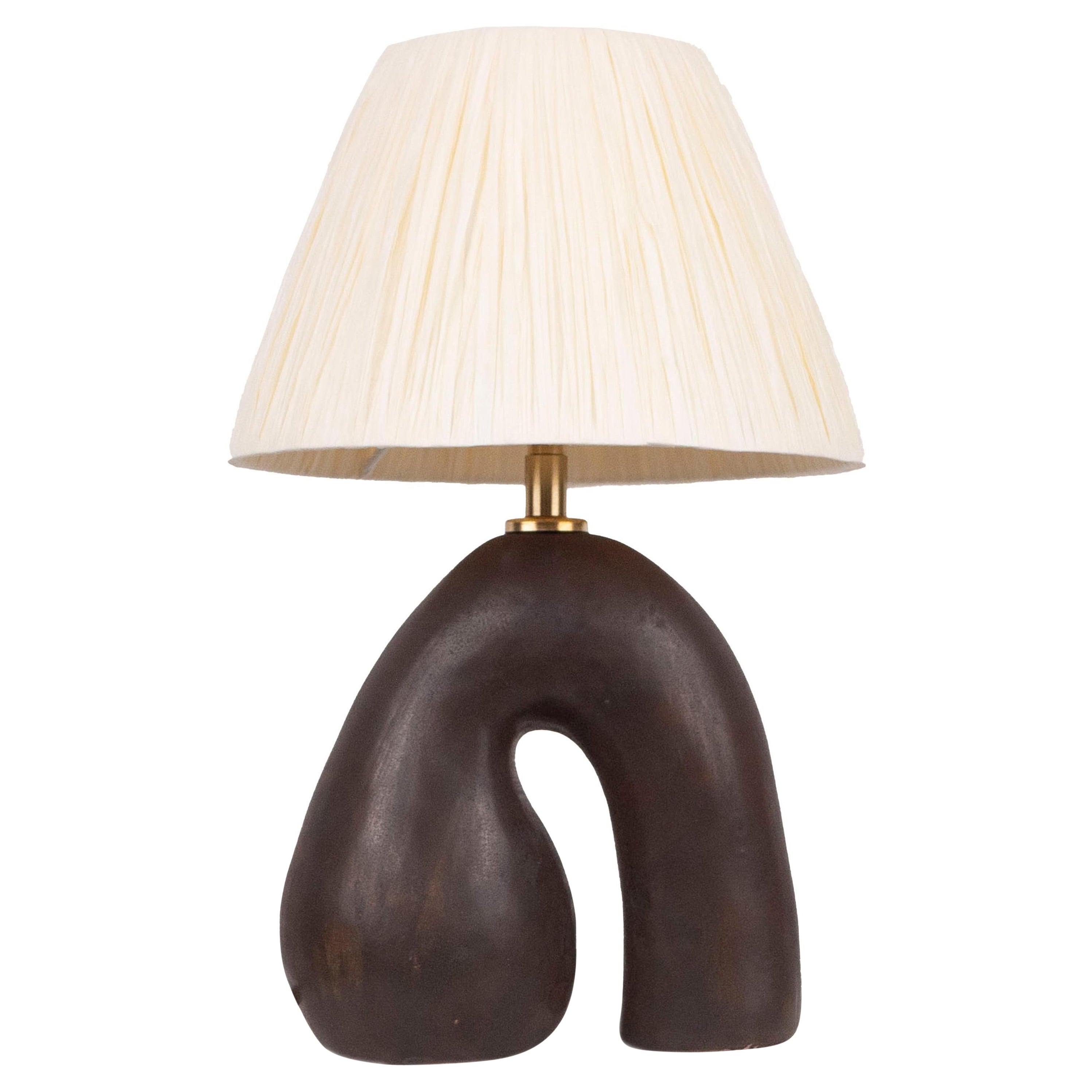 Opposée" Tischleuchte - Satin Brown mit elfenbeinfarbenem Raffia-Schirm