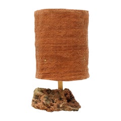 Lampada da tavolo Hjra, paralume in lana filata e intrecciata a mano, realizzato in roccia e giunco