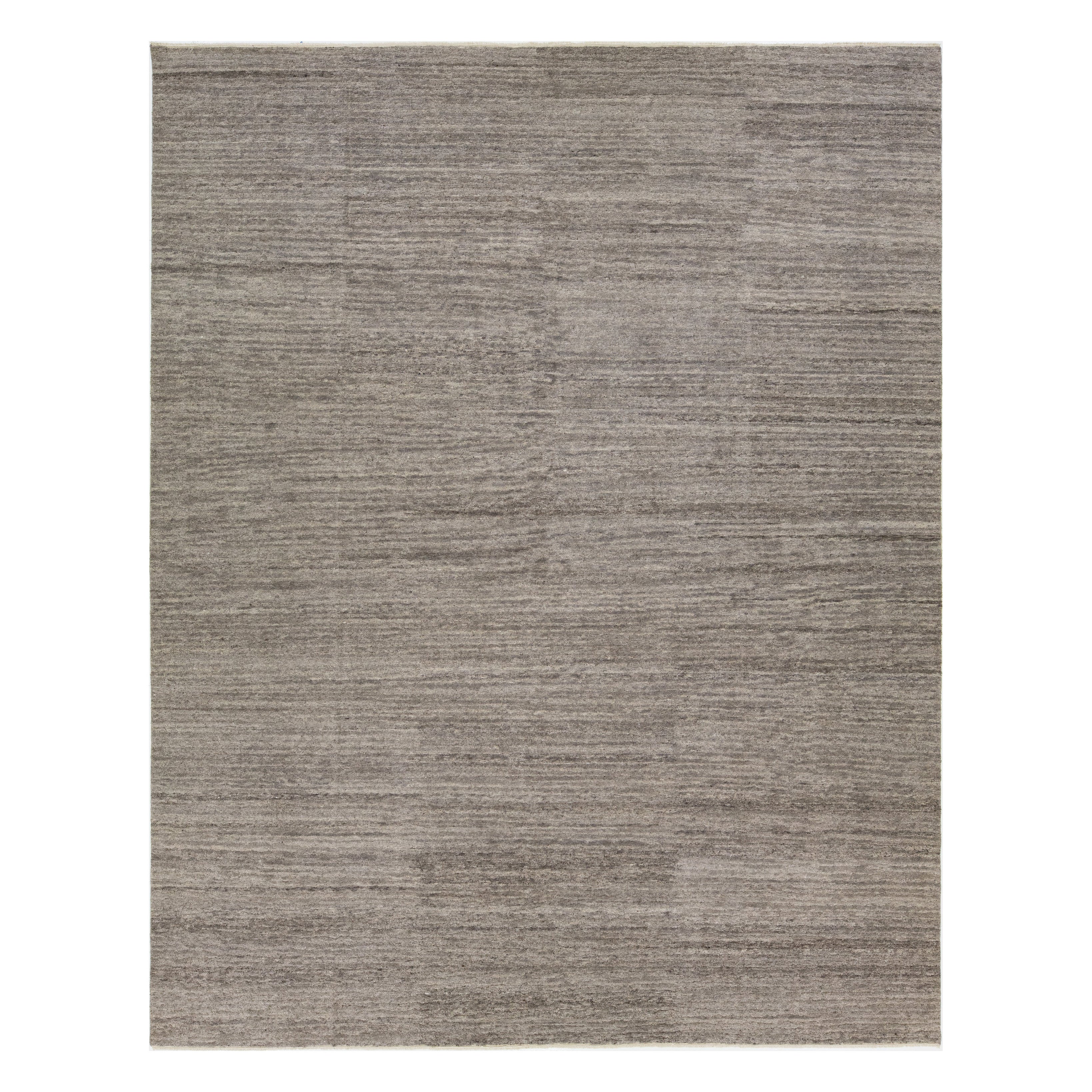 Tapis moderne marocain en laine gris par Apadana, 12 x 15