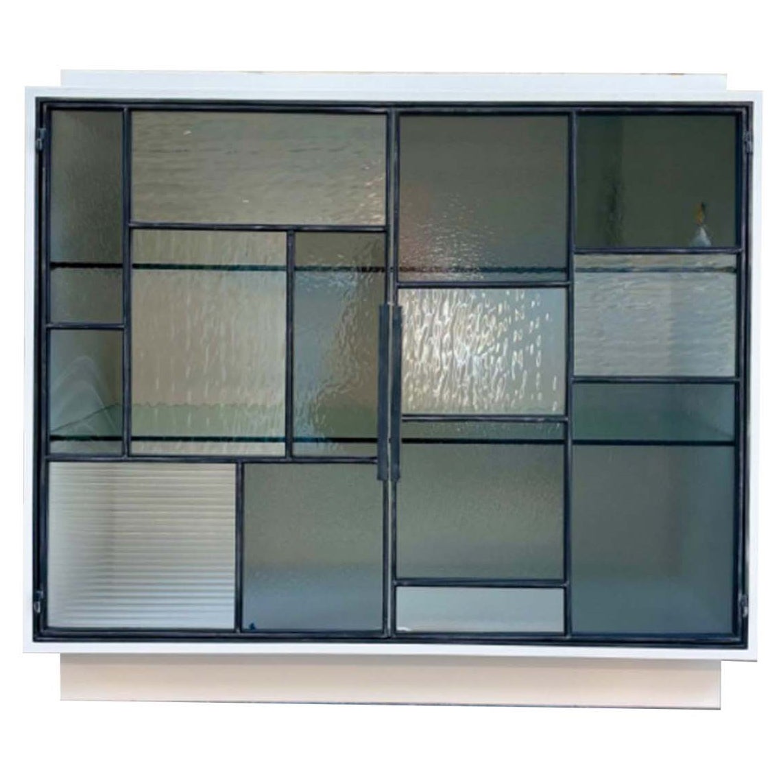 Meuble de bar à plateforme moderne avec portes en métal et verre