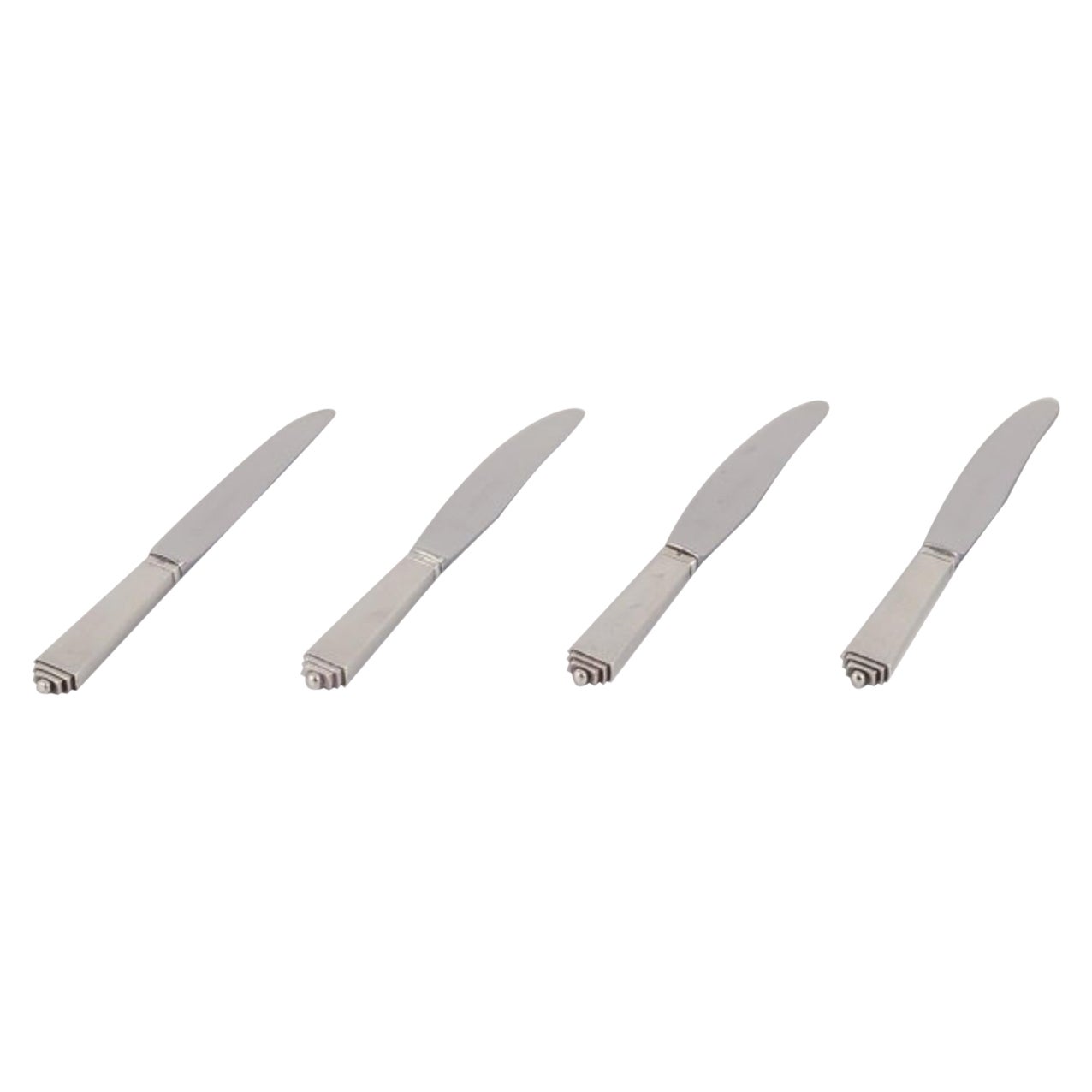 Piramide di Georg Jensen. Quattro coltelli da pranzo a manico corto.