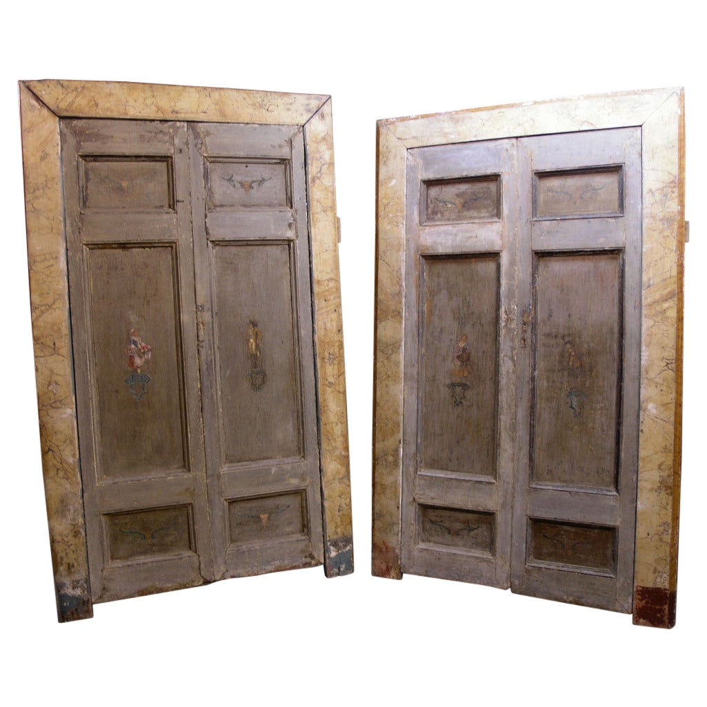 juego de 2 puertas de tamaño similar, figuras pintadas y marco lacado, Italia en venta