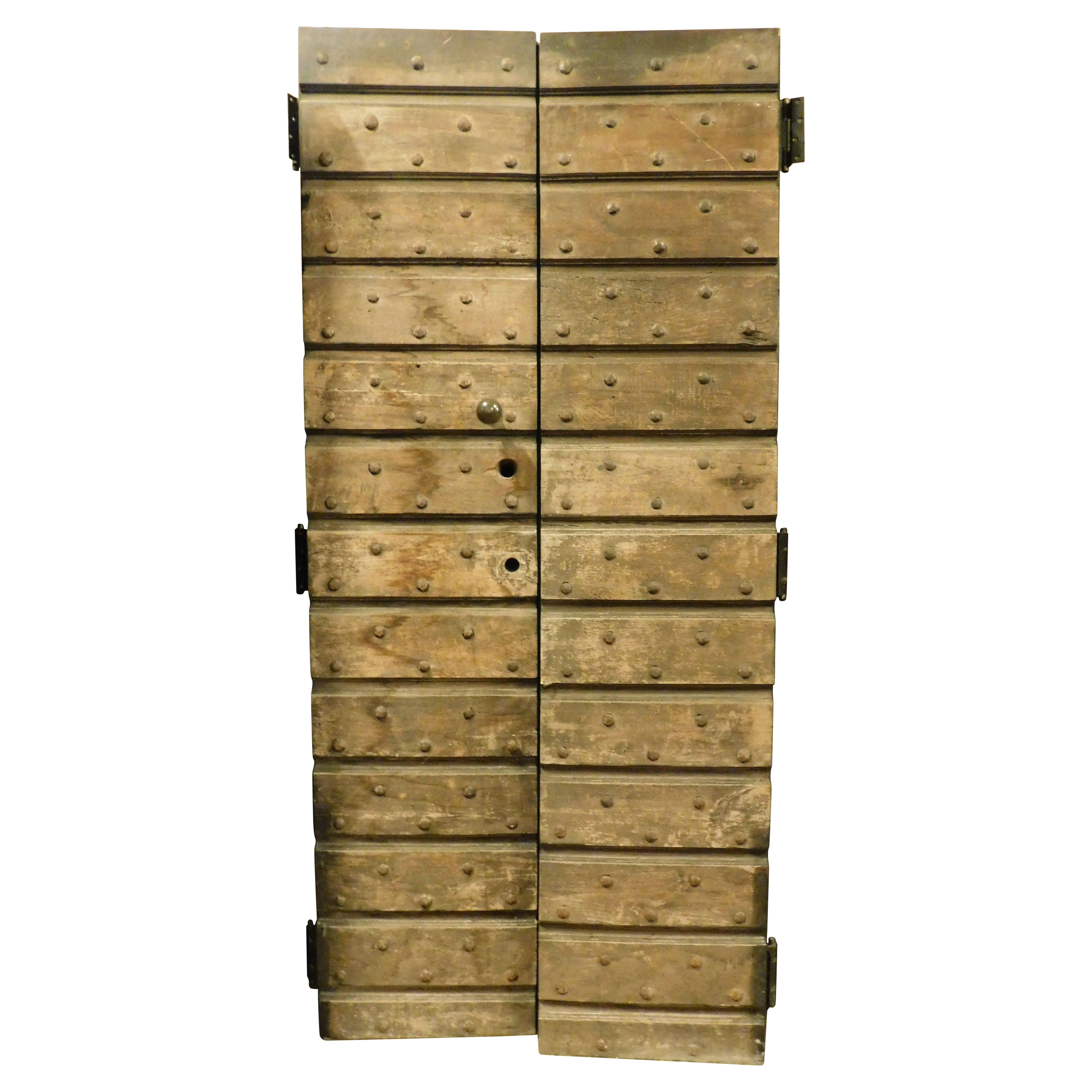Puerta de entrada rústica de madera clavada con dos hojas, Italia