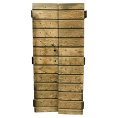 Puerta de entrada rústica de madera clavada con dos hojas, Italia