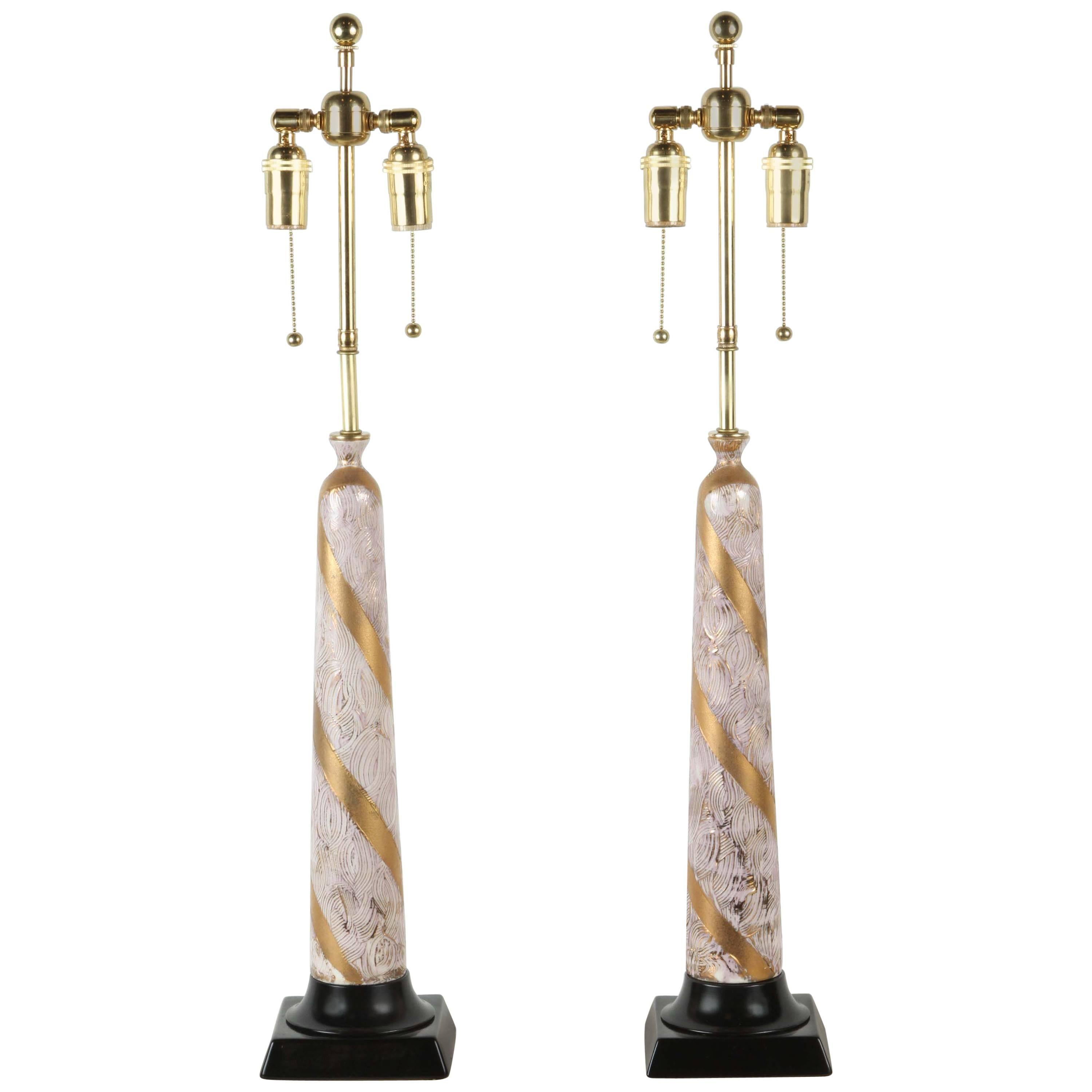 Paire d'élégantes lampes de table en céramique en vente