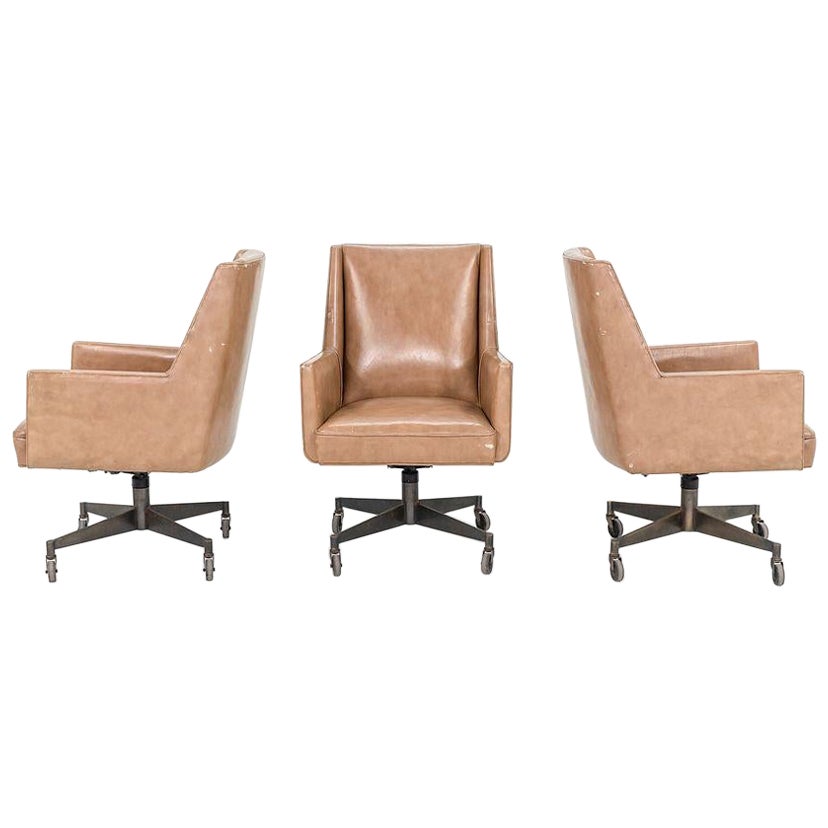 Sillas de oficina Stow & Davis de los años 60 en piel tostada con bases de bronce 3x Disponible