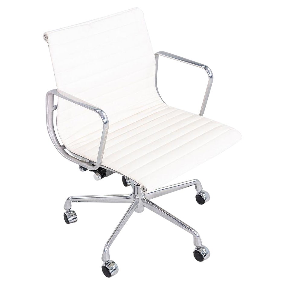 2010s Herman Miller Eames Aluminum Group Management Desk Chair in White Leather For Sale