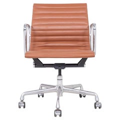 Silla de escritorio de dirección de aluminio Herman Miller Eames de la década de 2010 en cuero coñac
