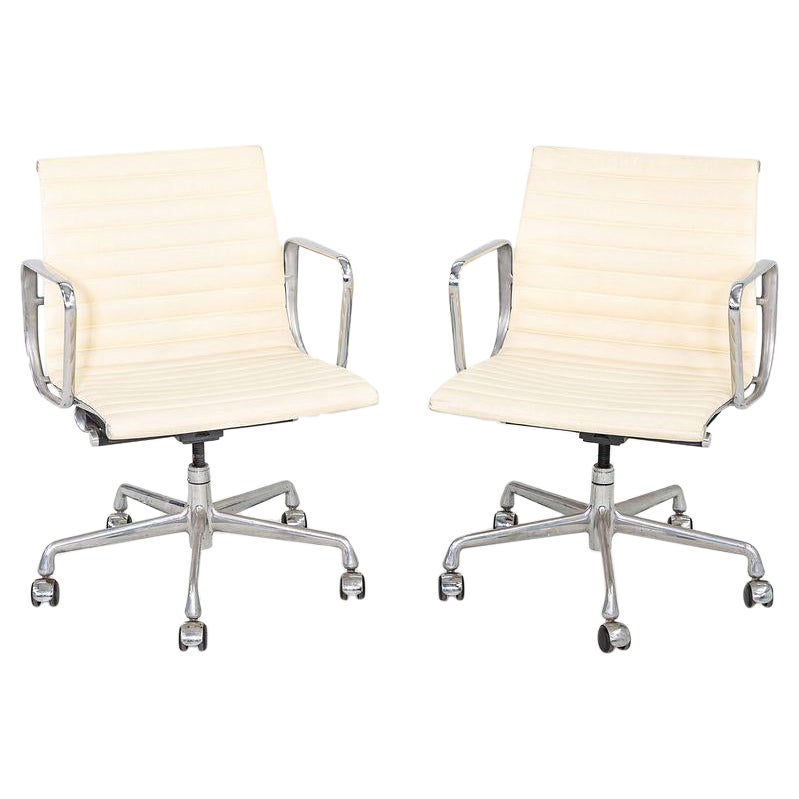 2007 Herman Miller Eames Aluminum Group Management Desk Chair in Ivory Leather