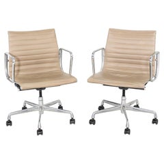 2007 Herman Miller Grupo Eames de aluminio Sillas de escritorio de dirección en piel beige