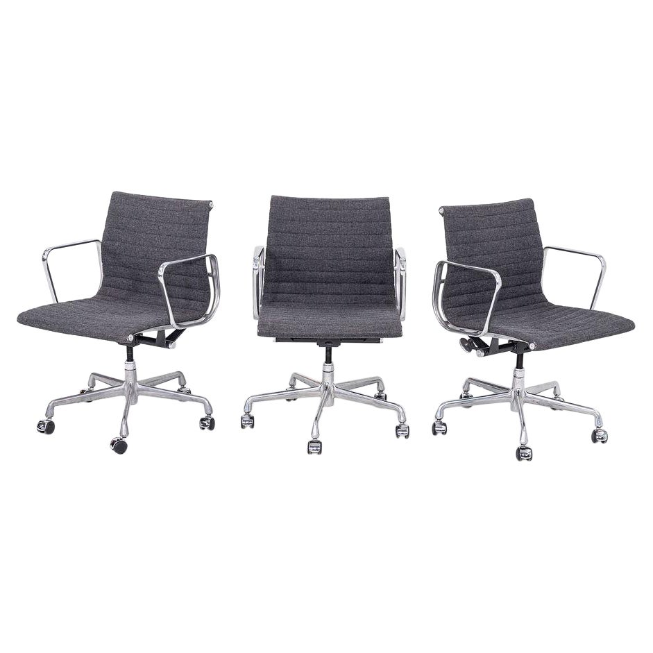 2009 Silla de escritorio Herman Miller Eames Aluminum Management en tejido Maharam gris