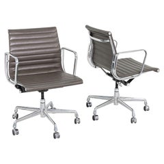 2013 Herman Miller Grupo de Sillas de Escritorio Eames de Aluminio en Marrón 11x Disponibles