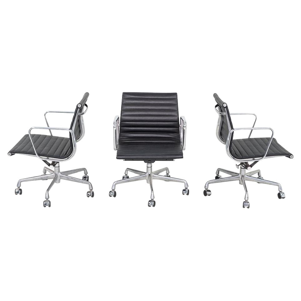 2010s Herman Miller Eames Aluminum Group Management Desk Chair in Black Leather