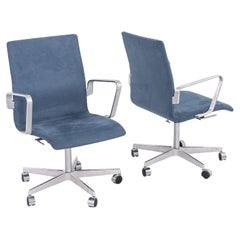 Niedrige Oxford-Schreibtischstühle aus blauem Wildleder von Arne Jacobsen für Fritz Hansen, 2023