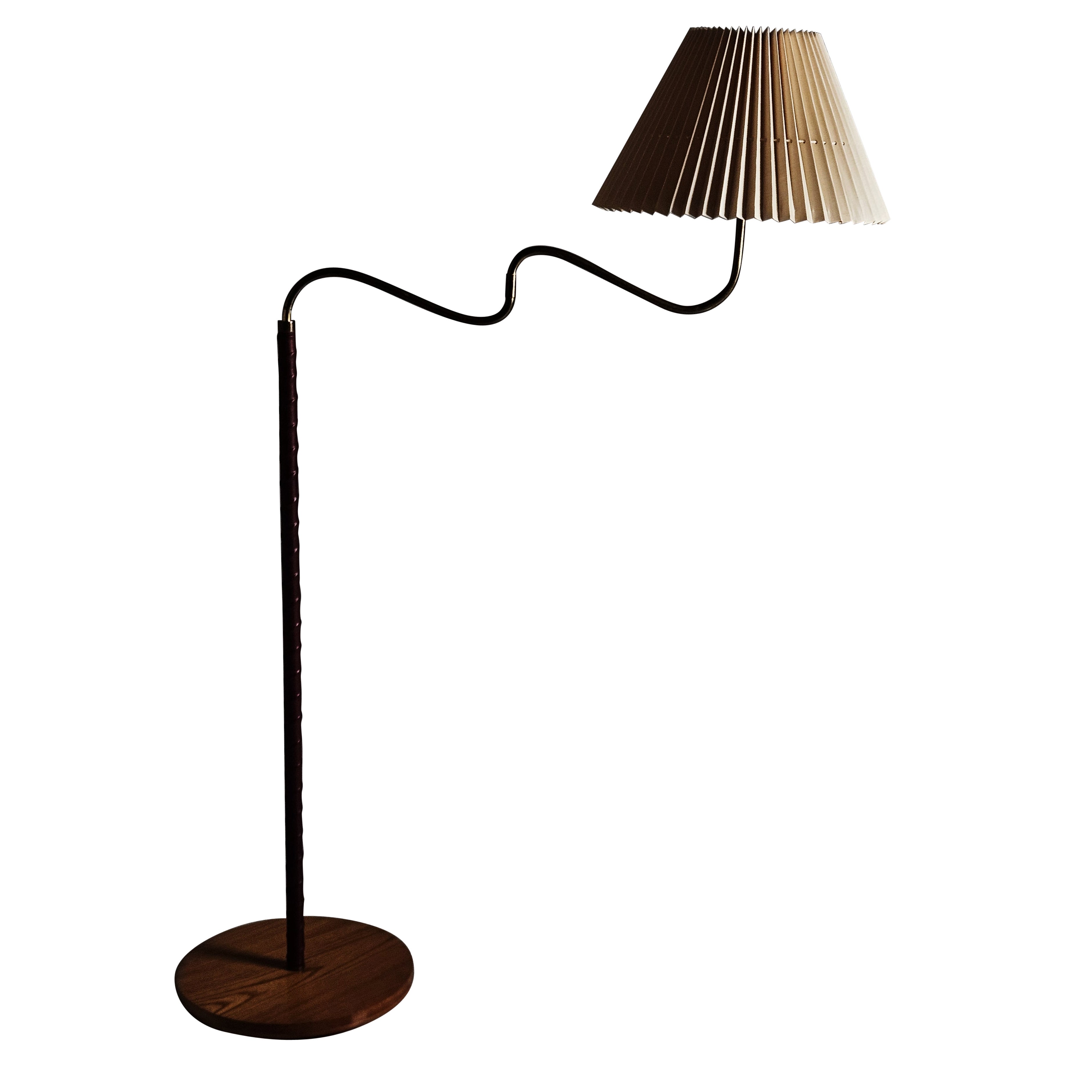 Swedish designer brass, leather and elm floor lamp '4622' by Elhå, 1940s For Sale