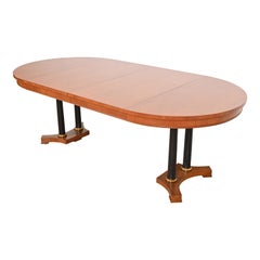 Tavolo con piedistallo neoclassico Baker Furniture in legno di ciliegio ed ebanizzato