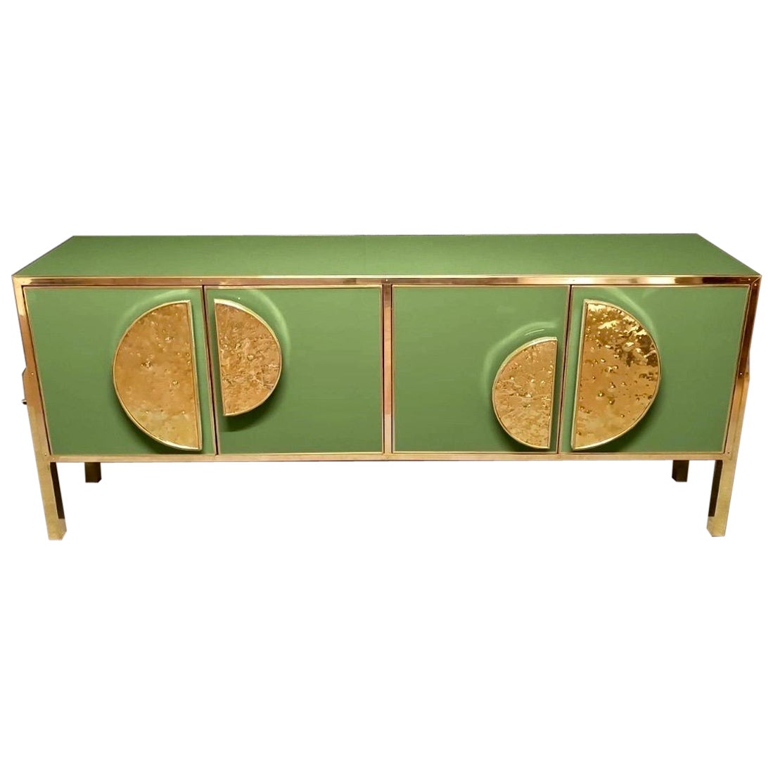 Credenza de cristal opalino verde pastel con tiradores de latón martillado by Pandora Decor