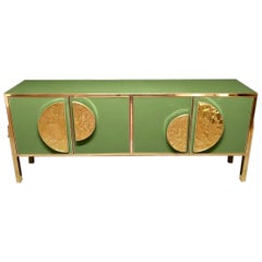 Credenza de cristal opalino verde pastel con tiradores de latón martillado by Pandora Decor