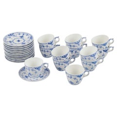 Media puntilla acanalada azul Royal Copenhagen. Juego de doce pares de tazas demitasse.