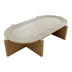 Mesa baja ovalada de travertino Arkhe n.º 4 de Studio Kali