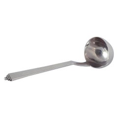 Pirámide Georg Jensen. Cuchara salsera de plata de ley, toda de plata.