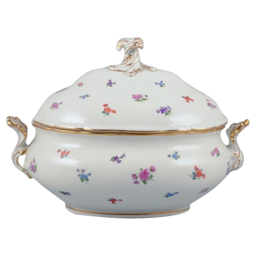 Meissen, Alemania, sopera grande de porcelana con tapa. Ca 1920