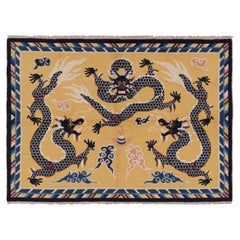 Tapis graphique dragon doré avec bordures géométriques de Rug & Kilim