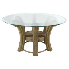 Un enorme tavolo in rattan
