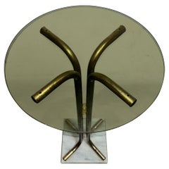 Tavolino dal design Maison Jansen, in ottone e base in marmo degli anni 70.