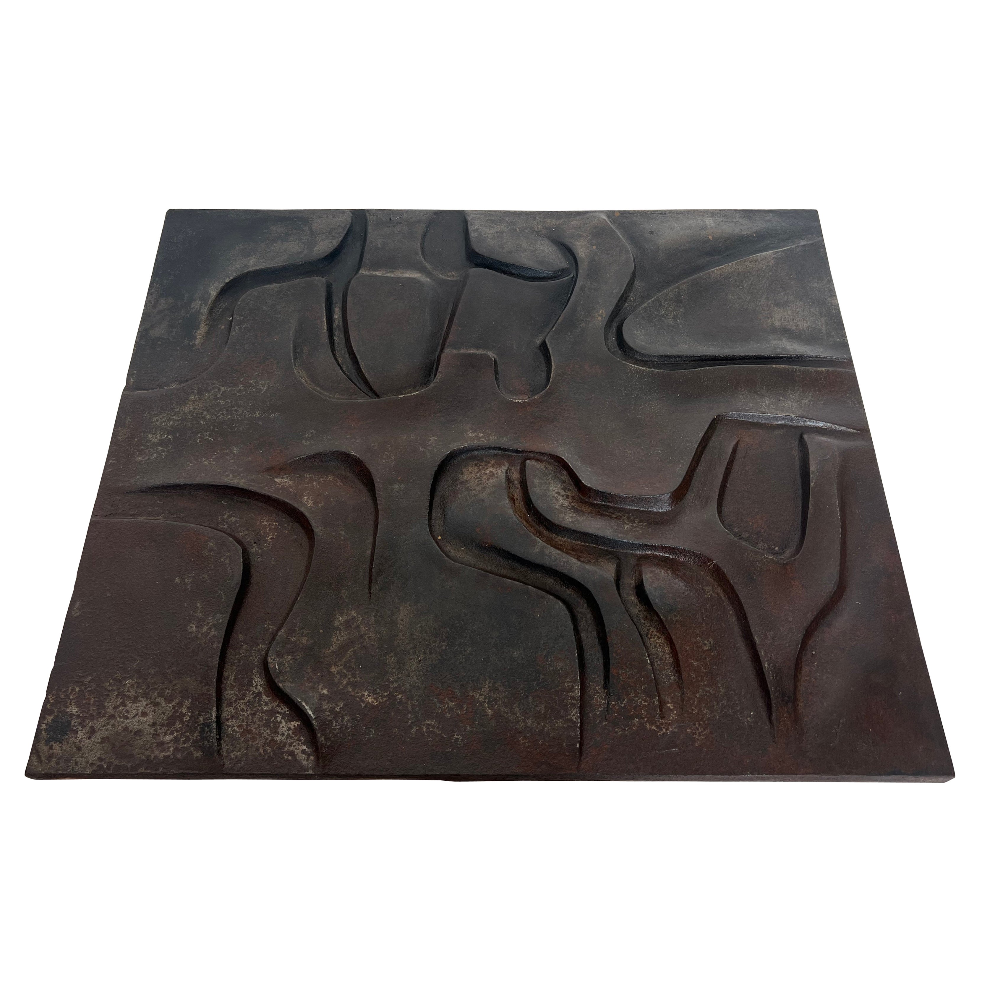 Plaque de cheminée moderniste en fonte. Travail français. Circa 1970 en vente
