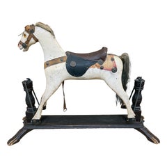 Mid Century Antiques Cheval à bascule en bois sur Stand