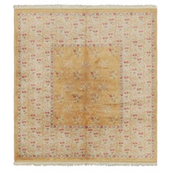 Tapis Oushak vintage or et beige avec motifs floraux  Rug & Kilim