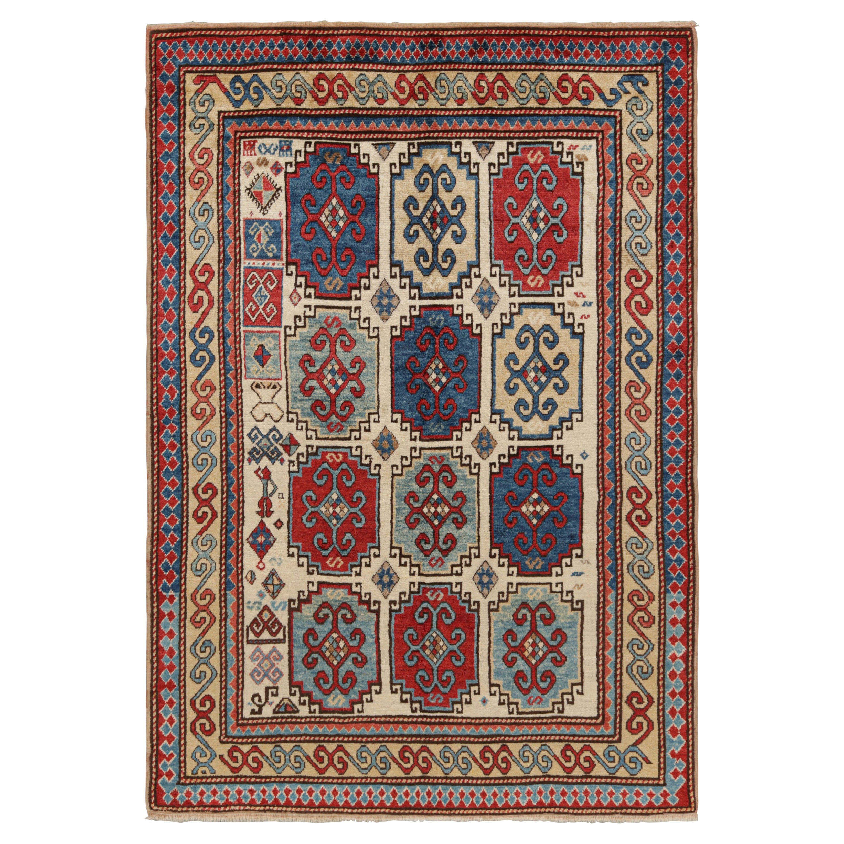Tapis tribal turc vintage crème et rouge avec médaillons  Rug & Kilim en vente