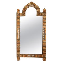 Grand miroir cintré marocain incrusté d'os et d'ambre