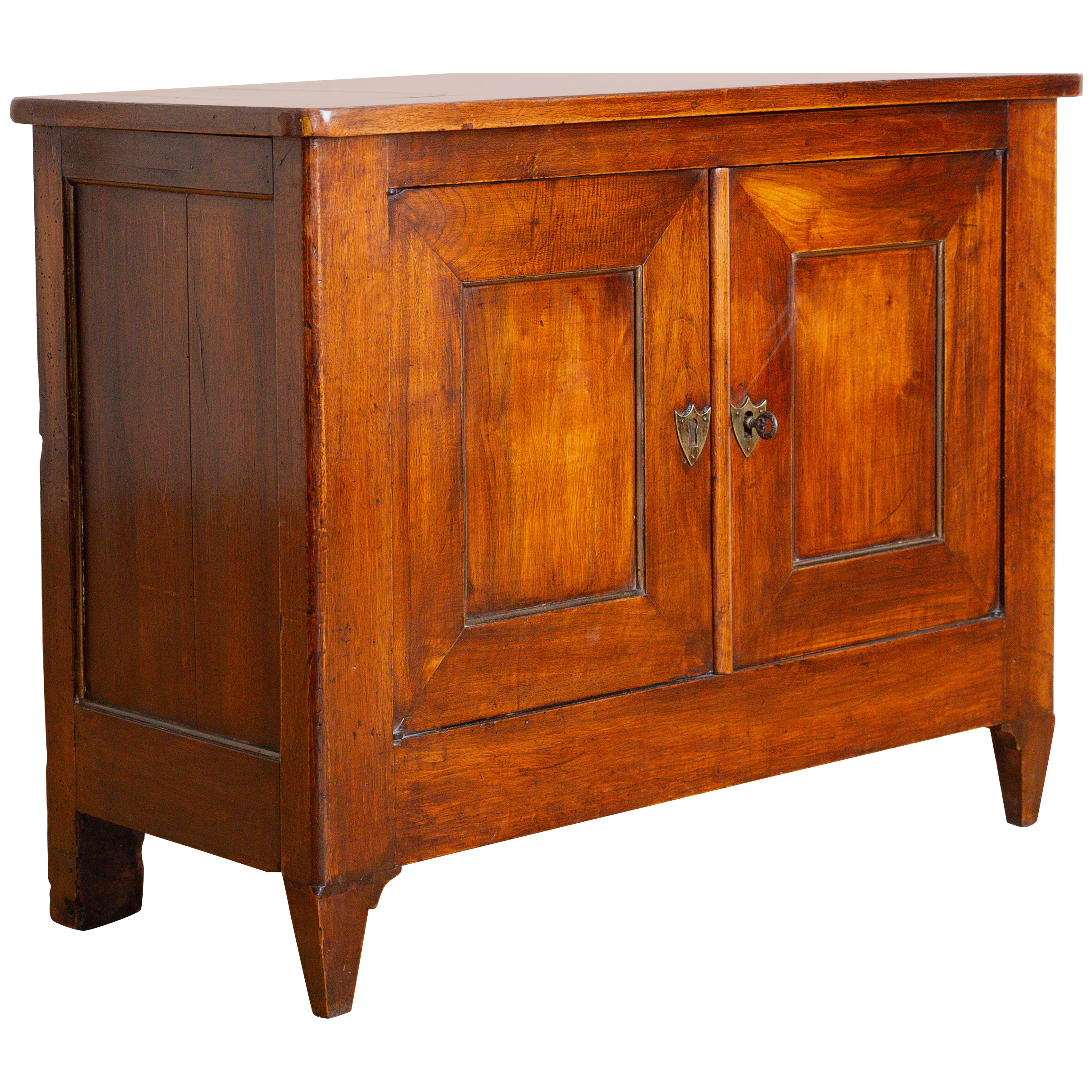 Cabinet à deux portes en noyer et laiton de style néoclassique tardif, vers 1840