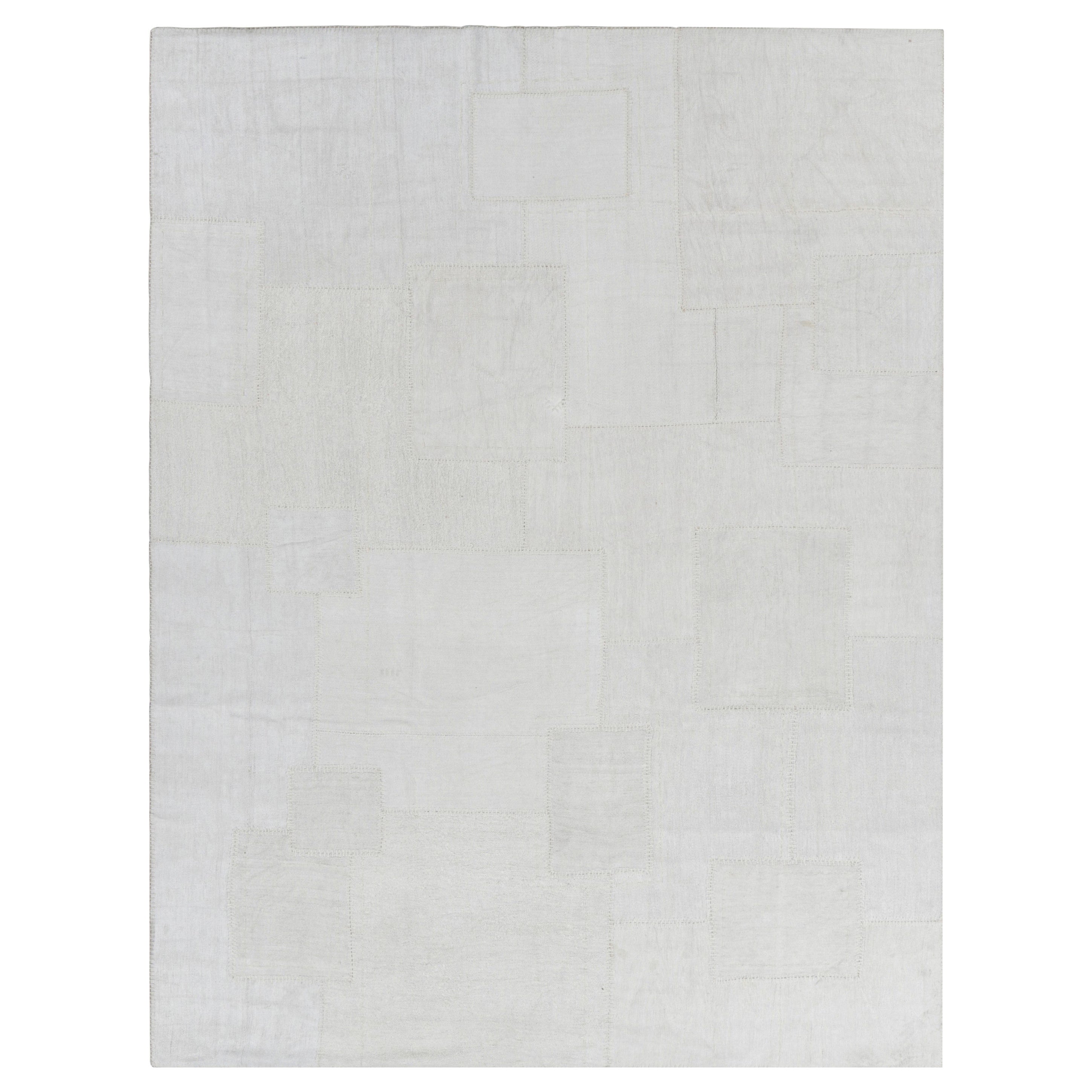 Rug & Kilim's Modern Patchwork Kilim in Weiß mit gedämpften geometrischen Mustern