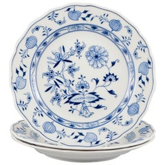Meissen, Alemania. Patrón Cebolla Azul. Tres platos hondos.