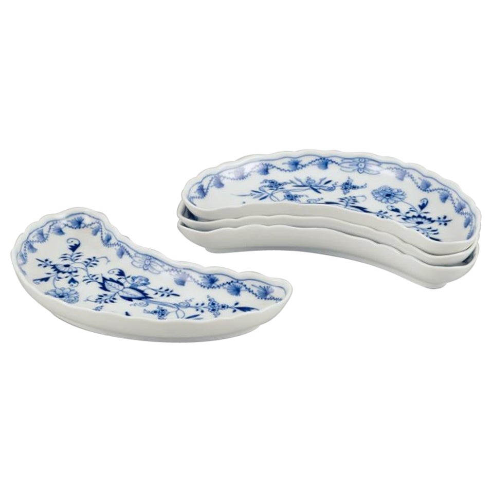 Meissen, Germania. Modello Blue Onion. Set di quattro piatti in porcellana.