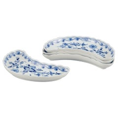Meissen, Germania. Modello Blue Onion. Set di quattro piatti in porcellana.