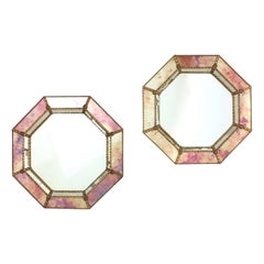 Paire de miroirs vénitiens modernes octogonaux aux teintes roses et dorées et aux détails en laiton