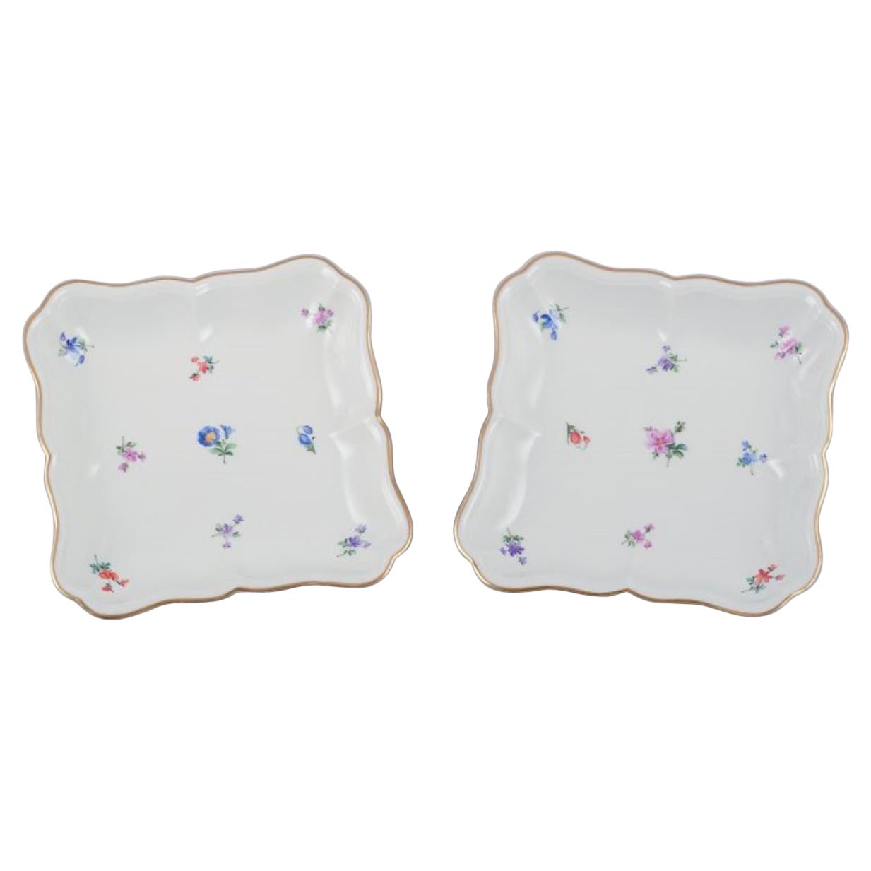 Meissen, Alemania, dos cuencos cuadrados poco profundos. Porcelana pintada a mano.