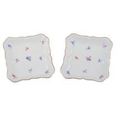 Meissen, Alemania, dos cuencos cuadrados poco profundos. Porcelana pintada a mano.