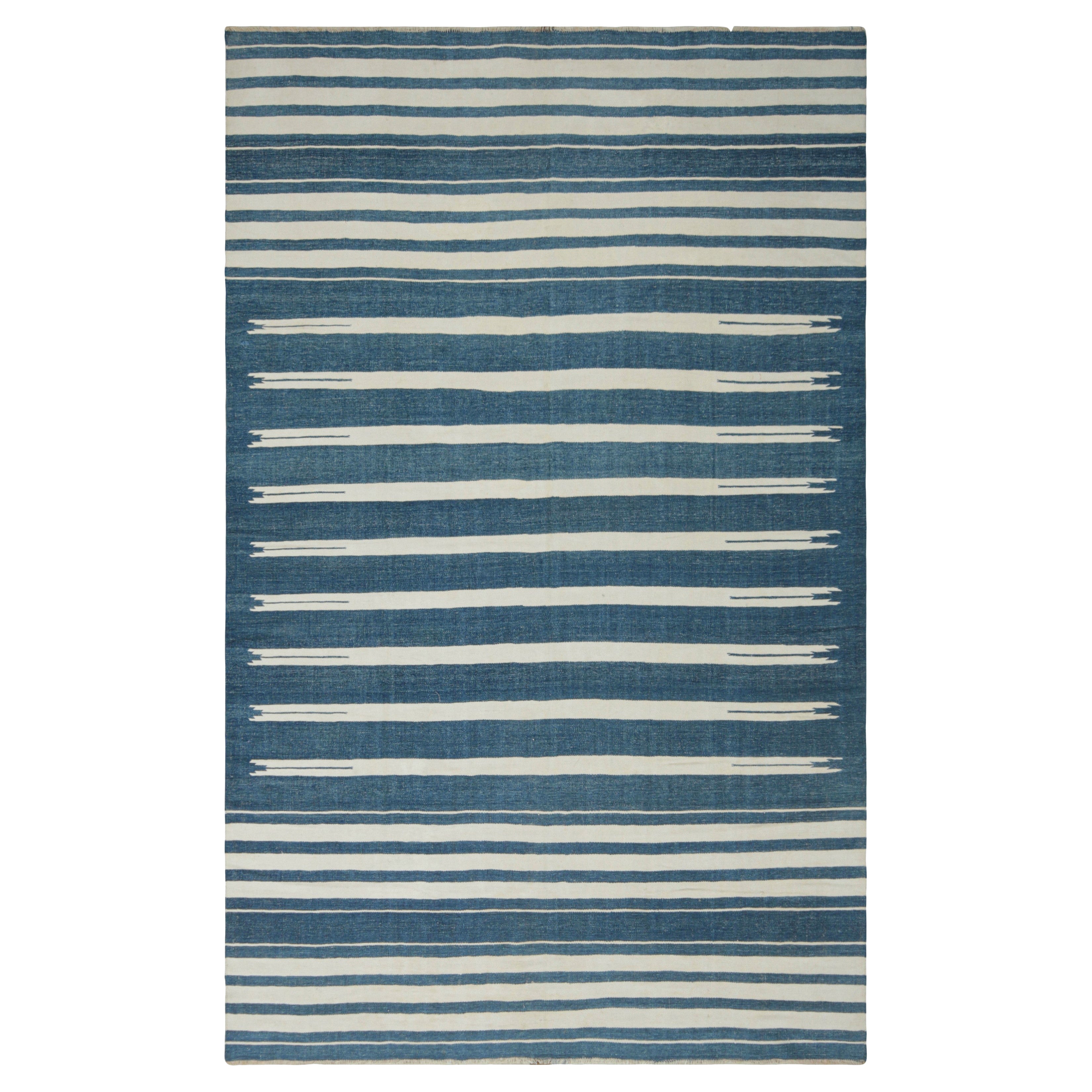 Rug & Kilim's Contemporary Dhurrie Rug with Blue and off-White Geometric Stripes (Tapis dhurrie contemporain à rayures géométriques bleues et blanches)