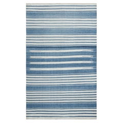 Alfombra contemporánea Dhurrie de Rug & Kilim con rayas geométricas en azul y blanco roto
