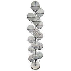 Grand lampadaire en métal et globe en verre fumé blanc par Candle, Italie, 1970